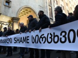 პარლამენტთან სიტუაცია დაიძაბა – პოლიცია სამოქალაქო აქტივისტების გაყვანას და სირცხვილის კორიდორის დაშლას ცდილობს