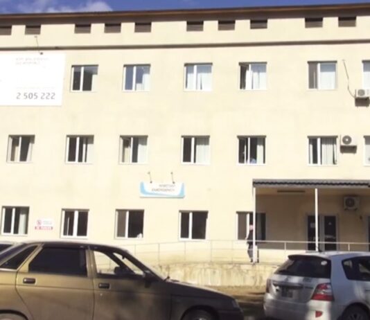 დღეს ბორჯომში, ერთ-ერთი სასტუმროდან 3 წლის გოგონა გადმოვარდა. ბავშვი გადარჩა