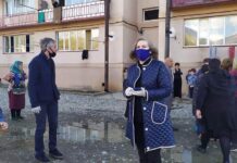 ჯვარში ფქვილს დისტანციის დაცვის გარეშე არიგებენ