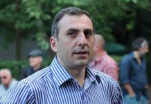 ალეკო ელისაშვილი ნათელაშვილის ოფისის ეზოსკენ ტალახს ისვრის