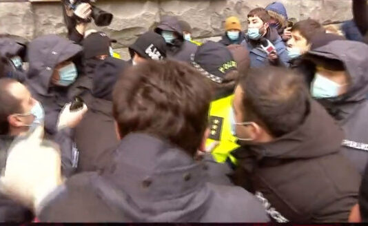 პარლამენტის შენობასთან აქციის მონაწილეებსა და პოლიციას შორის მცირე დაპირისპირება მოხდა