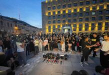 პარლამენტის უკან შეკრებილ ჟურნალისტებს შენობაში არ უშვებენ