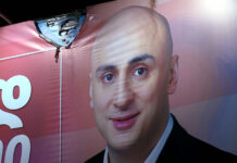 თბილისში, გვიან ღამით ნიკა მელიას საარჩევნო ბანერს ცეცხლი წაუკიდეს