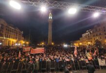 აქციის მონაწილეები თავისუფლების მოედნიდან კანცელარიისკენ მიდიან