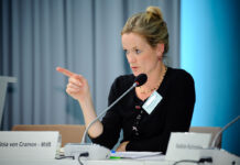 დროა, კბილები გამოვაჩინოთ და მჩაგვრელებს მათთვის გასაგებ, მკაცრი სანქციების ენაზე ვესაუბროთ” – ვიოლა ფონ კრამონი