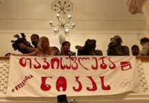 “თავისუფლება ნიკას” – ჟურნალისტებმა დარბაზში ღარიბაშვილის გამოსვლის პარალელურად, ბანერი გადმოფინეს