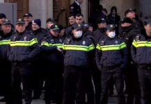 პარლამენტი პოლიციის ალყაშია მოქცეული – რუსული კანონის გაუქმებას მოქალაქეები საკანონმდებლო ორგანოსთან ელოდებიან