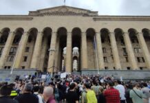 “დააკავეთ რუსეთის აგენტი” – პარლამენტთან აქცია მიმდინარეობს