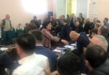 ბათუმის საკრებულოში დეპუტატებმა ერთმანეთს აგინეს და ბოთლები ესროლეს