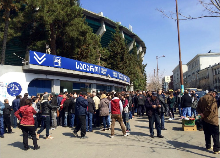 ფეხბურთის ფანებმა საქართველო-საბერძნეთის მატჩის ბილეთების გადამყიდველებს სცემეს