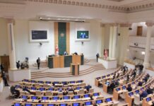 პარლამენტმა თანამდებობის პირებისთვის ხელფასების გაზრდაზე კანონპროექტი მესამე მოსმენით მიიღო
