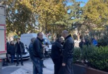 პარლამენტთან, აქციის მონაწილეებს პოლიცია სცენის მონტაჟის უფლებას არ აძლევს