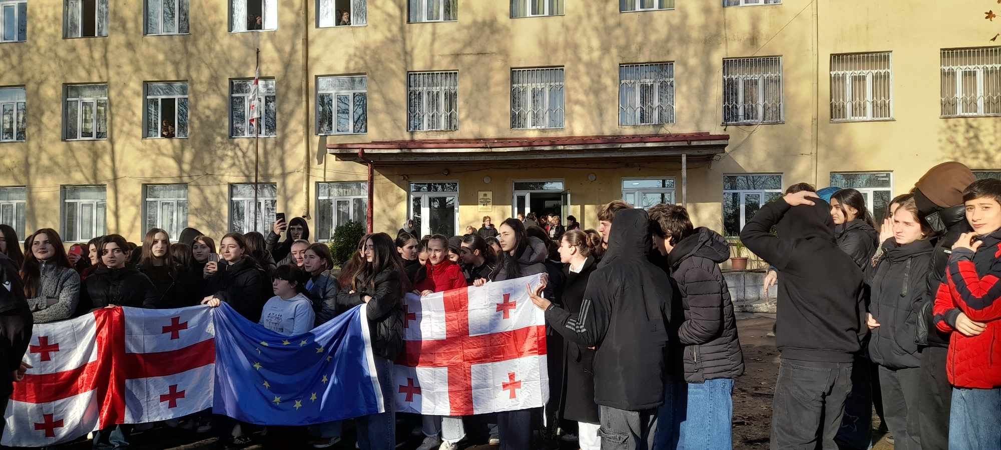 საერთო სახალხო პროტესტს ზუგდიდის მეხუთე საჯარო სკოლის მოსწავლეები და პედაგოგთა ნაწილიც უერთდებიან