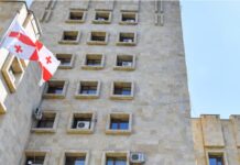 დიდი ოდენობით თანხის თაღლითურად დაუფლებისა და უკანონო შემოსავლის ლეგალიზაციის ფაქტზე 3 პირი დააკავეს