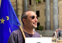 პატრულის მანქანის ე.წ. კაპოტზე სახით დამაწვინეს, პატრულის თანამშრომელმა მარცხენა ჯიბეში მოათავსა ნივთიერება – ახობაძე
