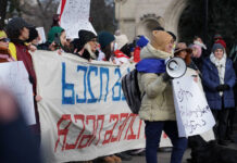 “ხელი გაუშვი, ჩემი შვილია” – რუსთაველზე დედების აქცია მიმდინარეობს