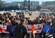 ზუგდიდის სხვა და სხვა საჯარო სკოლის გაფიცულმა მოსწავლეებმა საპროტესტო აქცია გამართეს