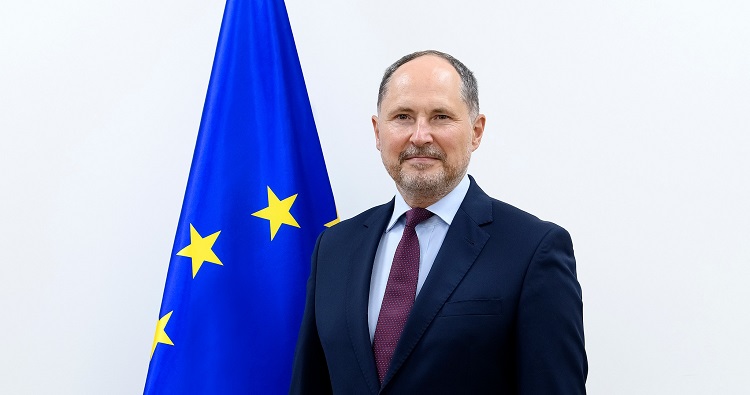 “ვისურვებდი, მესაუბრა დადებითზე, მაგრამ, სამწუხაროდ, როდესაც საქმე ეხება საქართველო-ევროკავშირის ურთიერთობებს, ჩვენ ამჟამად უმდაბლეს ნიშნულზე ვიმყოფებით”-ჰერჩინსკი