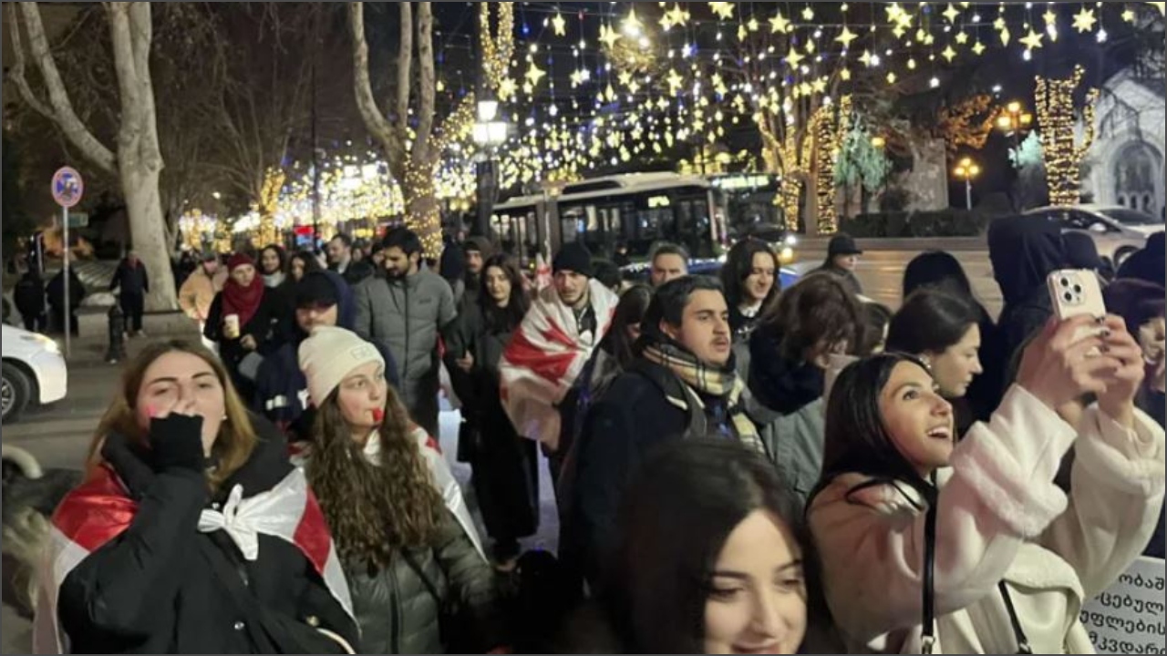 სტუდენტებმა ღამე პარლამენტთან გაათენეს