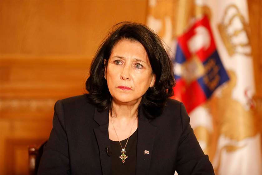 “ეროვნულ გმირზე რომ აცხადებ საჯაროდ “უაზროდ განწირული”, კანონის და კონსტიტუციის წინაშე ეს დანაშაული არაა? და ქვეყნის ღალატის ტოლფასი?” -ზურაბიშვილი