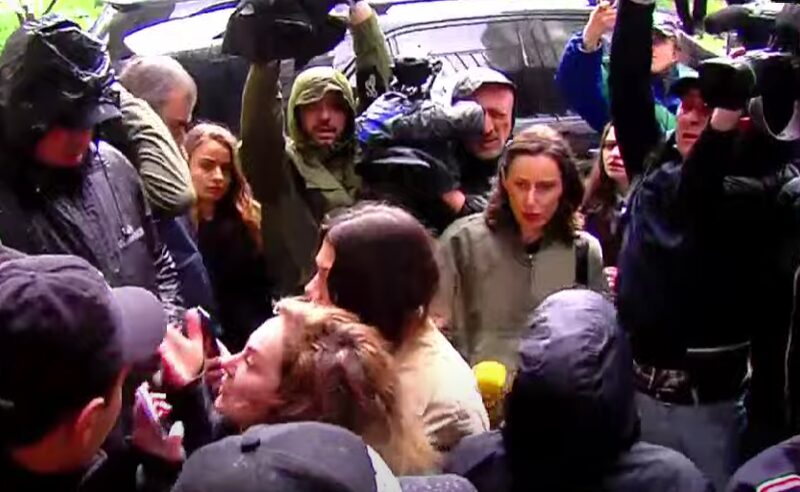 ხმაურია ამ წუთებში ნანუკა ჟორჟოლიანის სახლთან, სადაც კრიმინალური პოლიციის უპრეცედენტო მობილიზებაა