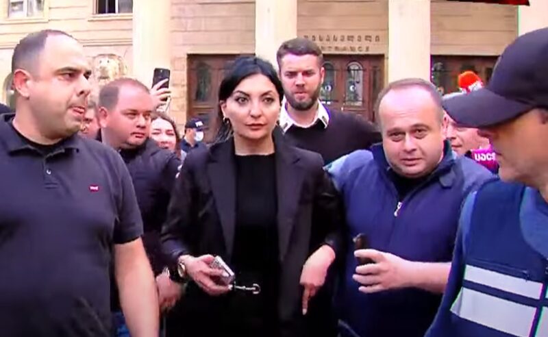 სხვიტარიძის საქმის გამომძიებელი პროცესზე პოლიციელ ქმართან ერთად მივიდა