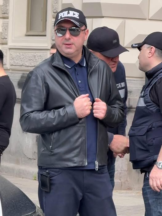 პოლიციელი, რომელმაც აქტივისტი ქალები თმით ითრია და ცემა, ადგილზე რჩება