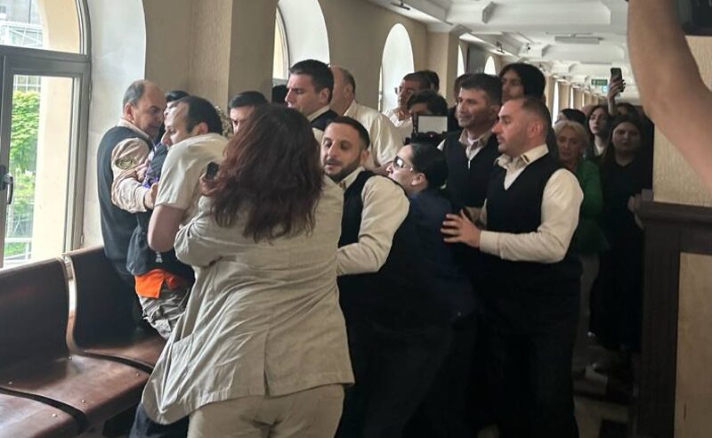 ლევან ზაზაძეს 12-დღიანი პატიმრობა მიესაჯა, რასაც ფიზიკური დაპირისპირება მოჰყვა