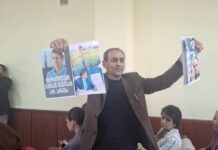 ბათუმში მზია ამაღლობელის სასამართლო პროცესზე აზერბაიჯანელი ჟურნალისტი აფგან სადიგოვი საპროტესტო ბანერებით მივიდა