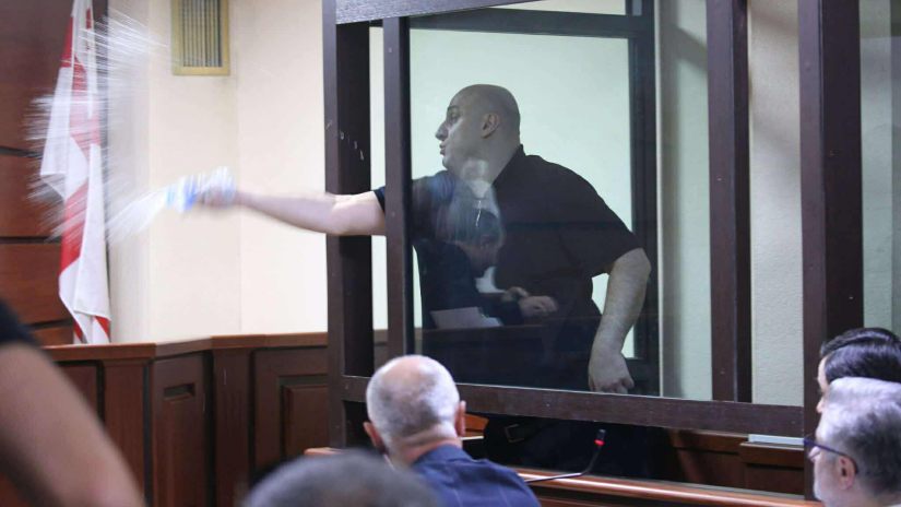 მოსამართლისთვის წყლის შესხმისთვის, მელიას წინააღმდეგ გამოძიება დაიწყო