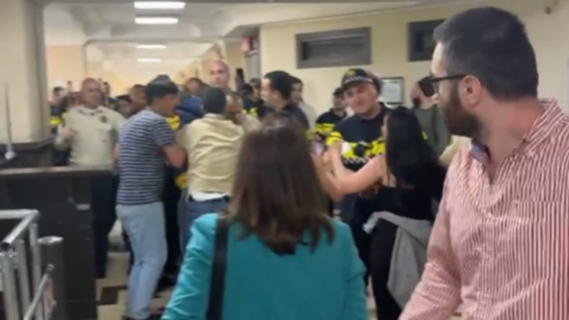 პოლიცია და მანდატურები საქალაქო სასამართლოს დერეფანს მოქალაქეებს და მედიას ძალის გამოყენებით ატოვებინებენ