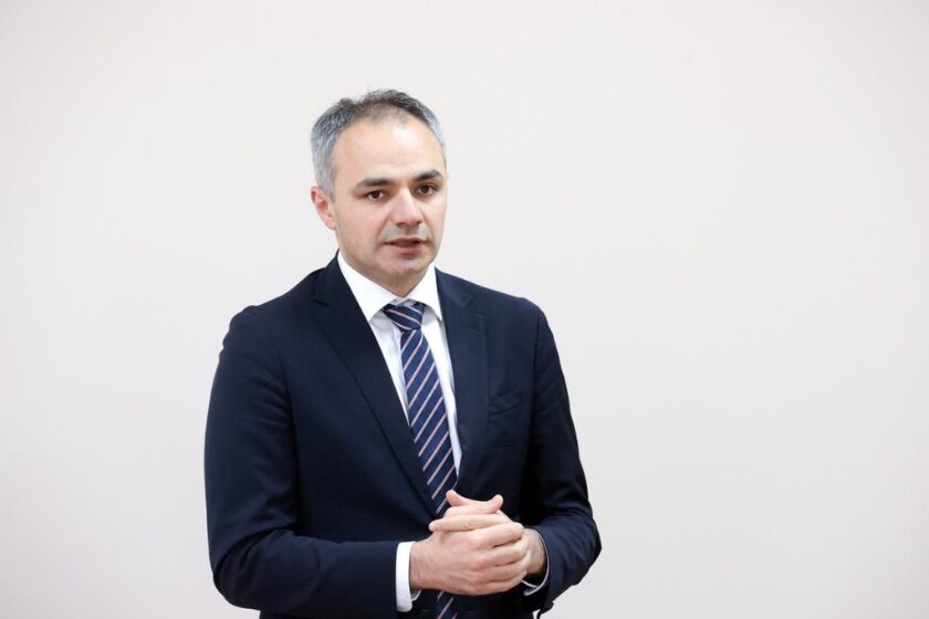 განათლების მინისტრი გადადგა
