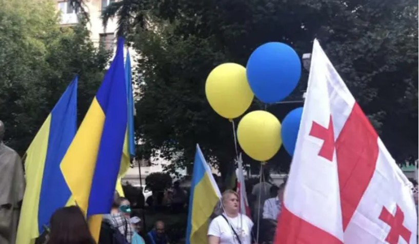 უკრაინის დამოუკიდებლობის დღესთან დაკავშირებით თბილისში აქცია მიმდინარეობს