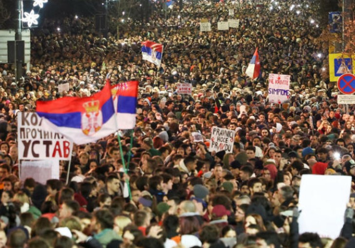 სერბეთი: ქუჩებში “ტიტუშკებს” სასტიკად სცემენ, დარბეულია მმართველი პარტიის ოფისები