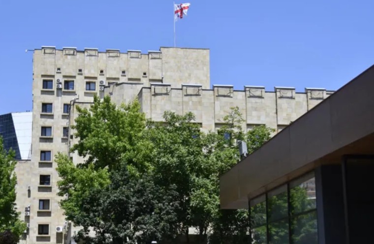 პირს, რომელიც 158 გრამზე მეტ “მეფედრონს” ინახავდა, ბრალი წარუდგინეს