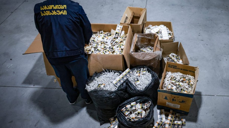 უაქციზო სიგარეტის დამზადება-რეალიზაციის ფაქტზე ჯუანშარ ბურჭულაძის დაცვის წევრი დააკავეს