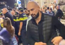 პოლიციის პასიურობისა და სიმცირის ფონზე, “ტიტუშკები” კალაძის შტაბთან მისულ დემონსტრანტებს გაუსწორდნენ