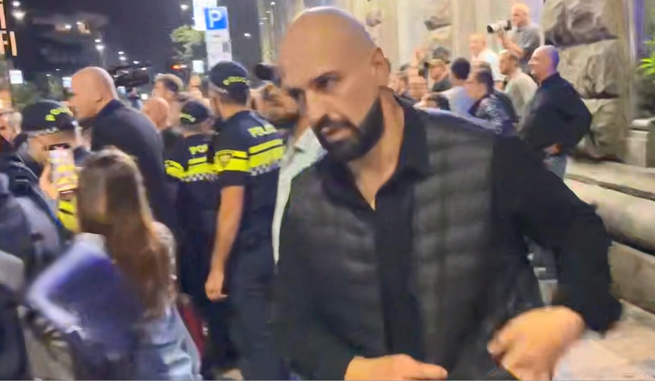 პოლიციის პასიურობისა და სიმცირის ფონზე, “ტიტუშკები” კალაძის შტაბთან მისულ დემონსტრანტებს გაუსწორდნენ