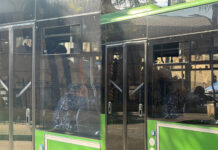 პარლამენტთან სპეციალური მიკროავტობუსით პოლიციის თანამშრომლები მოაბილიზეს