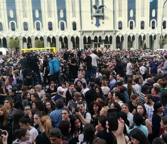 აქციების დროს დაკავებული თორნიკე თოშხუა და მინდია შერვაშიძე სასამართლომ პატიმრობაში დატოვა