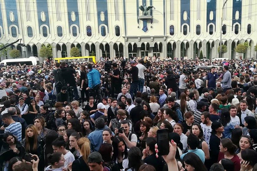 აქციების დროს დაკავებული თორნიკე თოშხუა და მინდია შერვაშიძე სასამართლომ პატიმრობაში დატოვა