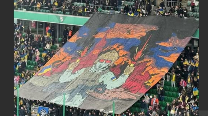 დამწვარი კრემლის ბანერი უკრაინა-ისლანდიის მატჩზე