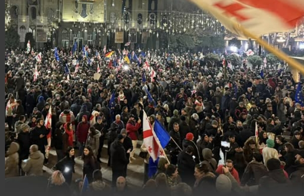 რუსთაველი გადაიკეტა, თბილისსა და სხვა ქალაქებში საპროტესტო მსვლელობებია