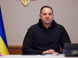 ერმაკმა დაადასტურა, რომ დეტექტივები მის სახლში ჩხრეკას ატარებენ