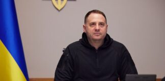 ერმაკმა დაადასტურა, რომ დეტექტივები მის სახლში ჩხრეკას ატარებენ