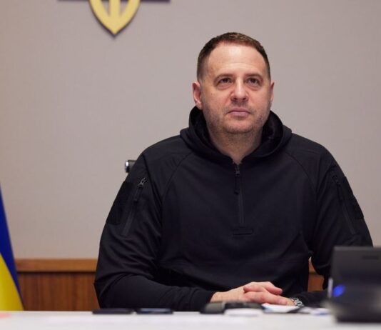 ერმაკმა დაადასტურა, რომ დეტექტივები მის სახლში ჩხრეკას ატარებენ