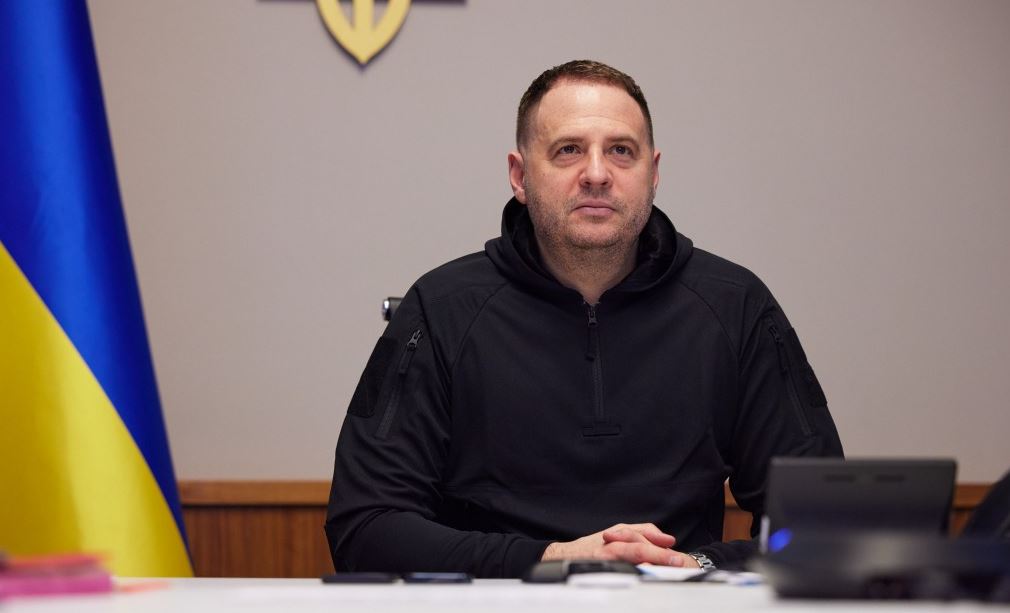 ერმაკმა დაადასტურა, რომ დეტექტივები მის სახლში ჩხრეკას ატარებენ