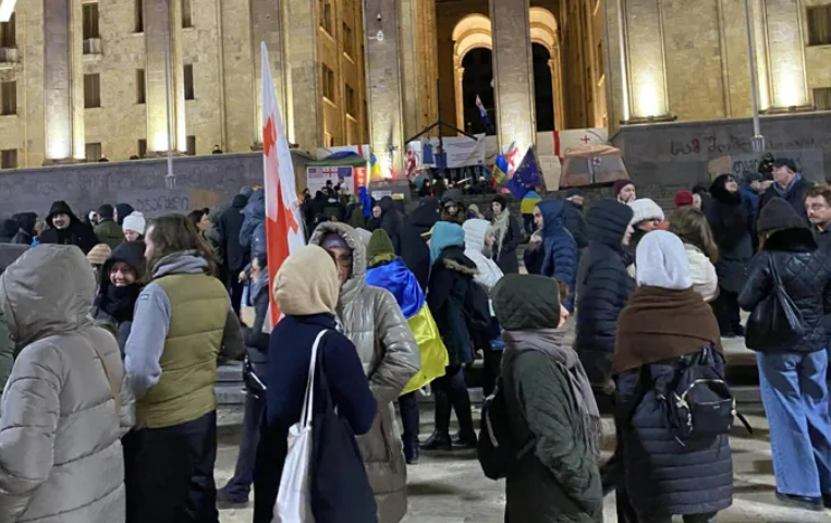 პარლამენტის წინ შეკრებილები უკრაინის მხარდამჭერ გლობალურ აქციას უერთდებიან