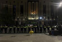 სხვა დროს კარგად დაგუგლულები მოდით – პარლამენტთან მისულ პოლიციელებს კანონში ცვლილებებს განუმარტავენ