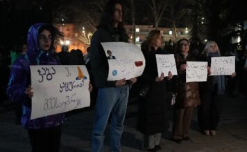 თსუ-ს პირველი კორპუსის ეზოში საპროტესტო აქცია მიმდინარეობს